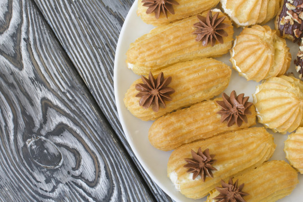 自制奶油泡芙。它们躺在盘子上。奶油蛋奶酥。特写镜头。图片下载