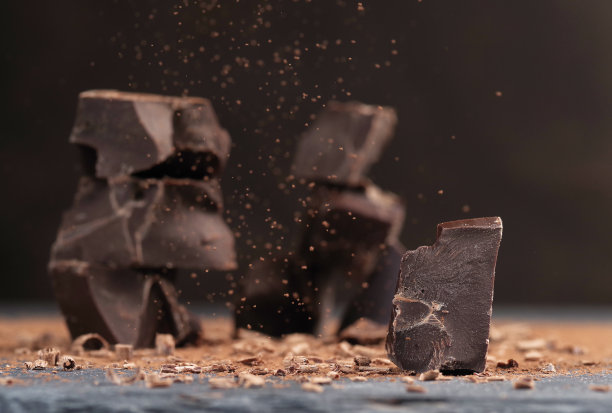 桌子上有碎黑巧克力和可可粉图片下载