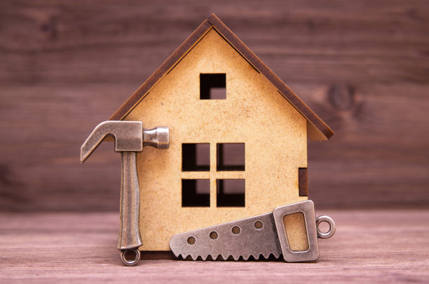 小木屋用锤子和手锯图片下载