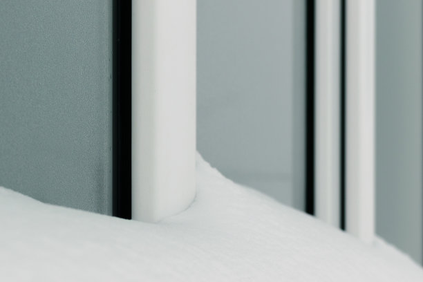 窗户被雪覆盖着。外面下了很多雪。冬天不会过去。图片下载