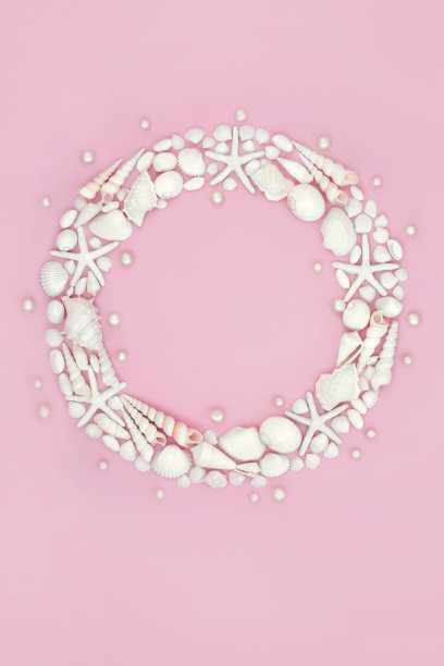 有白色贝壳和珍珠的贝壳花环图片下载