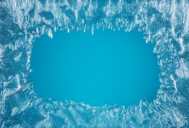 冰霜图案在冰冻的冬季窗户上作为圣诞节奇迹的象征。在窗口的中间是一个雾蒙蒙的空间，用来放置你的产品或文字。圣诞节或新年背景。图片下载