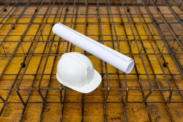 工人安全工程用硬安全帽、白色安全帽、楼面技术蓝图图片下载