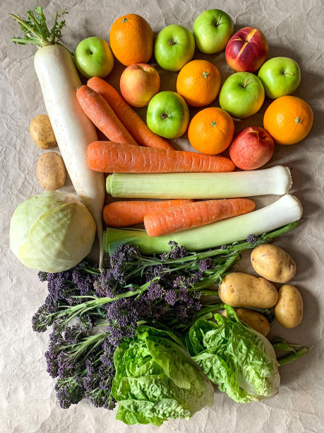 健康饮食:在杂货店购物或送货新鲜水果和蔬菜。丰富的维生素的蔬菜图片下载