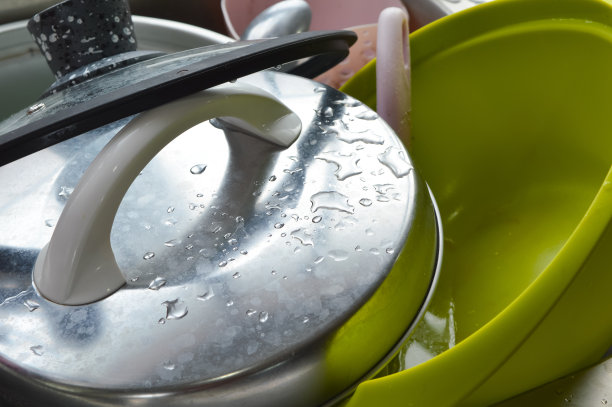 水槽里的脏盘子。家居和厨房用品的概念。图片下载