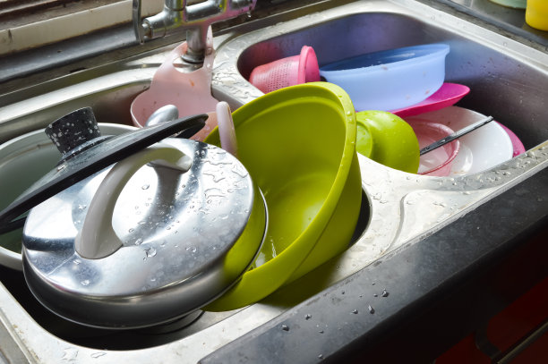 水槽里的脏盘子。家居和厨房用品的概念。图片下载