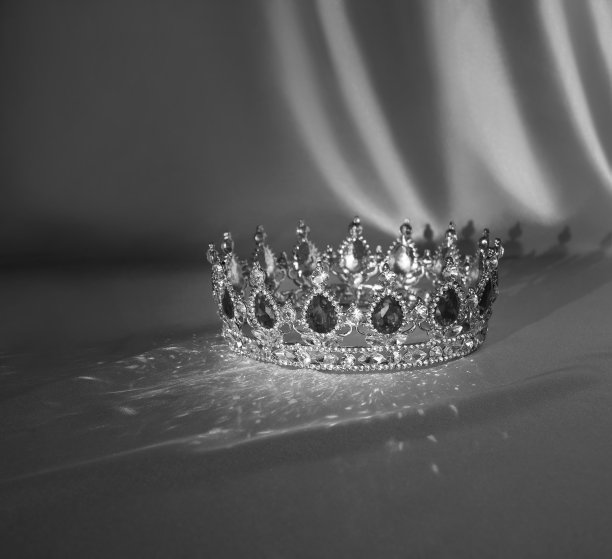 镶有红色宝石的皇冠。红宝石、石榴石。成功的象征。黑白照片。古董图片下载