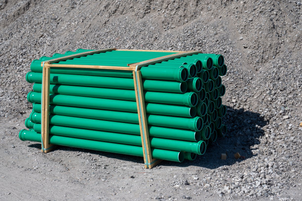 许多绿色污水管道在施工现场堆积图片下载