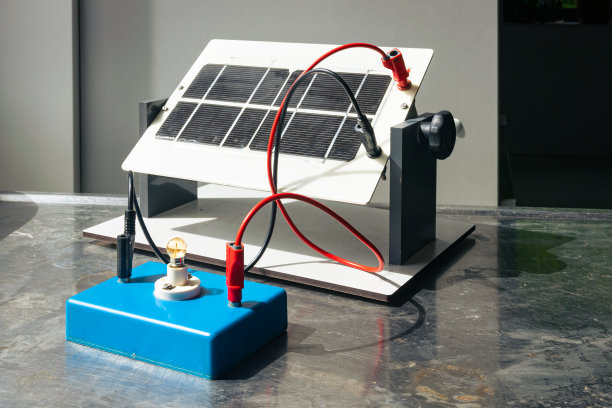 连接一个小灯泡的太阳能电池板图片下载