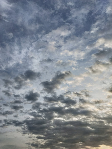 美丽的云彩在早晨的天空中可见图片下载