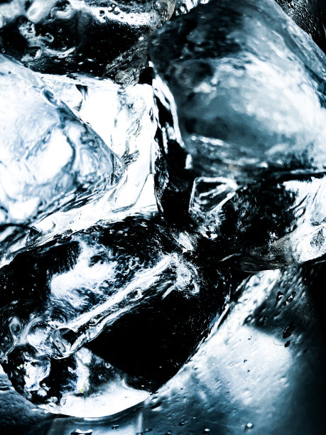 冰的背景，在炎热的日子里，冰块给人以清新的感觉，在夏天，冰是不可缺少的。这会帮助你恢复精力，让你感觉良好。图片下载