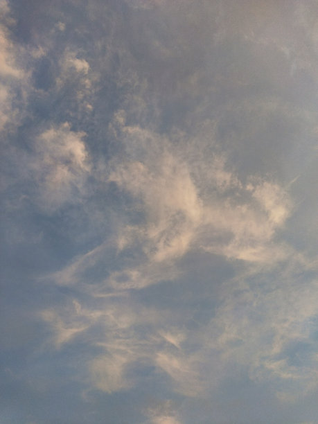 美丽的云彩在早晨的天空中可见图片下载