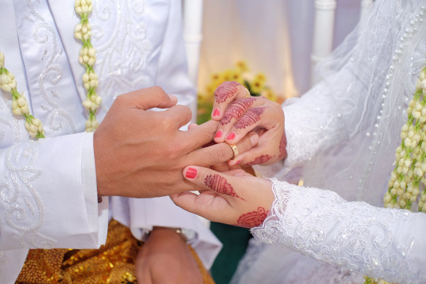 一对新娘在宣誓后交换戒指图片下载