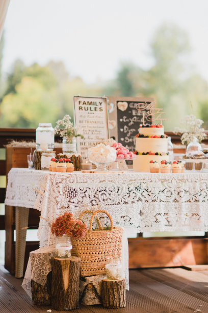 婚宴上的糖果棒配上美味的甜点和开胃菜。图片下载
