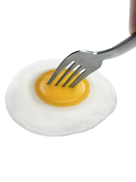 煎蛋在叉子孤立在白色背景图片下载