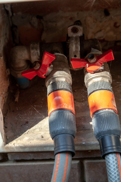 两个带水管的金属水龙头合上了图片下载