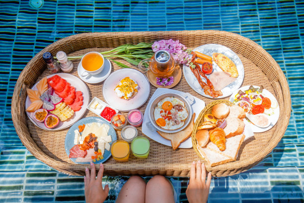 在度假胜地的豪华酒店别墅的游泳池浮动早餐托盘图片下载