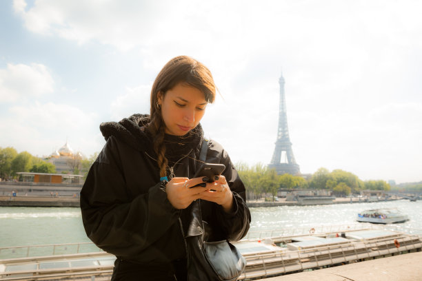 年轻女子在巴黎使用智能手机图片下载