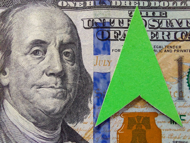 美元升值，美元上涨，百元美钞特写，绿色箭头向上，美元价格上涨图片下载