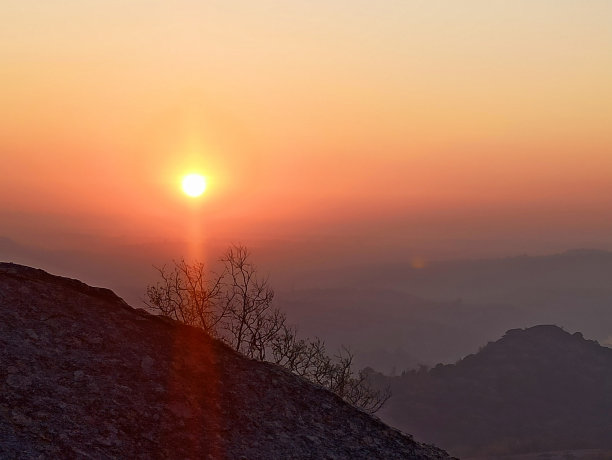 日出的长途跋涉图片下载