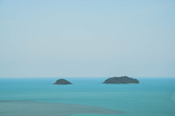 2个岛屿在蓝色的大海。图片下载