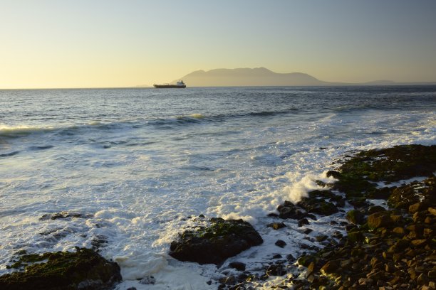 海水的泡沫在海岸的岩石之间。安托法加斯塔,智利。图片下载