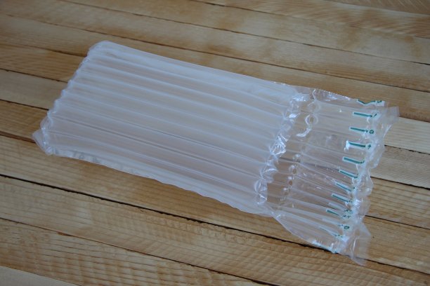 木制背景上的塑料充气防震包装图片下载