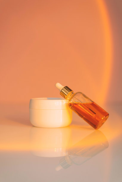无品牌的瓶子和奶油在模型风格与阴影顶视图在夕阳的光。美容背景与面部化妆品产品。垂直的照片。图片下载