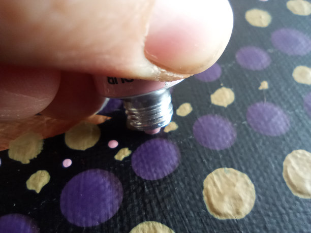 近距离的照片，一只手把颜料从管直接滴到画布上，以土著人的风格图片下载