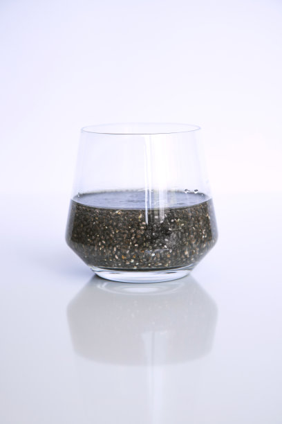 西班牙鼠尾草属植物中可食用的奇异籽。非常健康的功能食品，可以在各种食谱中使用。装有水合种子的玻璃杯。图像从前面看到的白色背景。图片下载