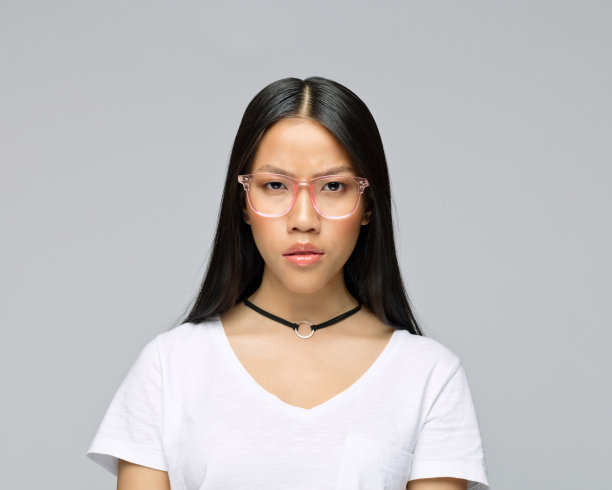 灰色背景下不高兴的女人图片下载