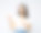快乐的女人指着灰色的背景图片下载