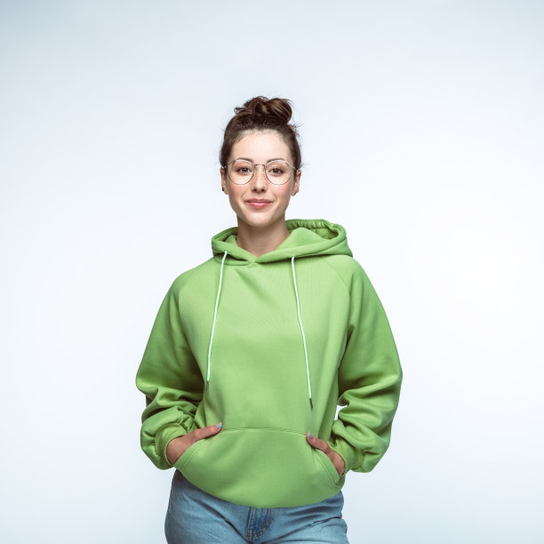 女人站在那里，双手插在口袋里图片下载