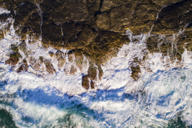 海浪与岩石海岸相遇图片下载
