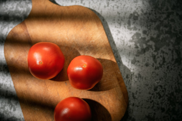 阳光照在西红柿上图片下载