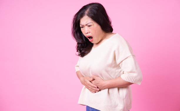 图片中年亚洲妇女在粉红色的背景图片下载