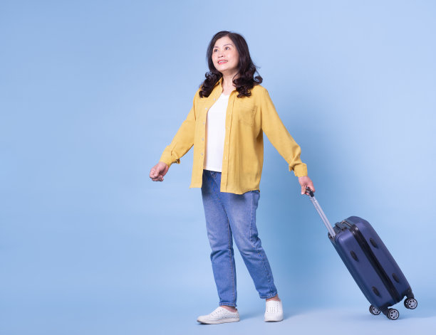 完整的中年亚洲妇女形象的背景，夏季概念图片下载