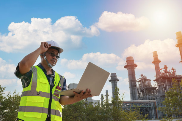 发电厂戴安全帽的高级工程师肖像图片下载