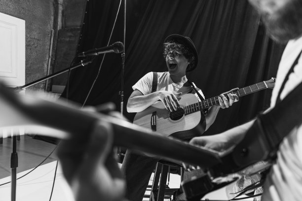 在音乐工作室重复摇滚乐队。裁剪图像的电吉他和原声吉他演奏家在音乐会。排练基地的艺术概念，音乐，风格图片下载