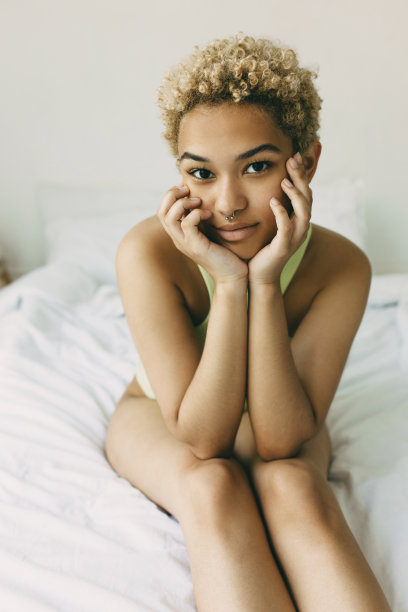 在随意的家庭氛围中，混血年轻女子参与拍摄。迷人的拉丁女孩与非凡的外观。青春美，造型美，自然美概念图片下载