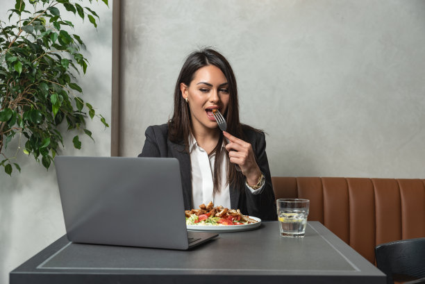 美丽开朗的女性自由职业者好心情使用笔记本电脑在咖啡馆酒吧午餐的远程工作，漂亮的微笑迷人的女性坐在便携式上网本在咖啡店图片下载