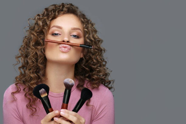 化妆。女人用化妆刷图片下载