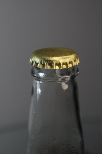 透明玻璃瓶，金色瓶盖图片下载