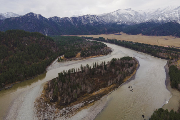 山河上有石头。快速的水流。水照片纹理。灰色河流在热带墙纸。森林中的河流泛舟。水花湍急的河水纹理。纹理自然水。清泉顶景图片下载