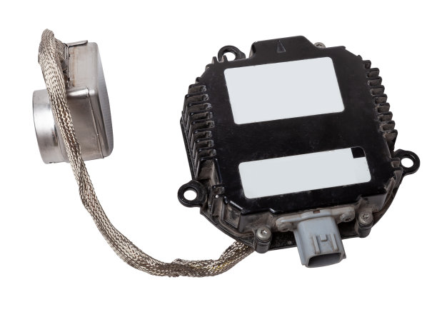 汽车发动机控制单元的零件塑料与金属元素上的白色隔离背景是连接中心的子系统、单元和组件。电子氙气点火装置的后视图。图片下载