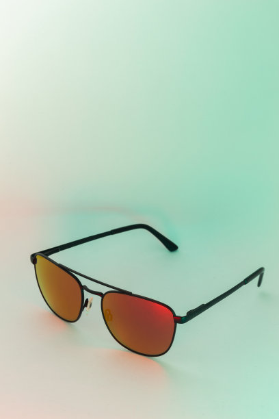 带有红色和黄色镜片的太阳镜图片下载