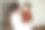 年轻的母亲怀抱着美丽的小女儿。母亲和8个月大的婴儿。图片下载