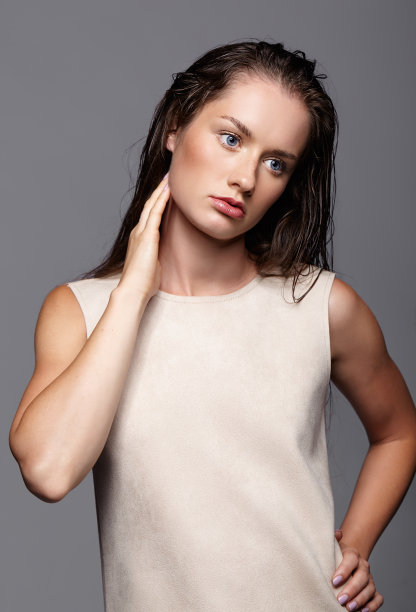 美女肖像的年轻女子。深褐色的女孩明亮的蓝色眼睛和灰色背景上的日间女性化妆图片下载