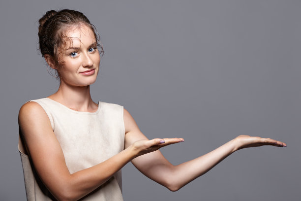 年轻女子展示和展示手上的复印空间图片下载