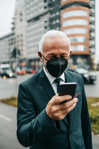 城市街道上的资深商人图片下载